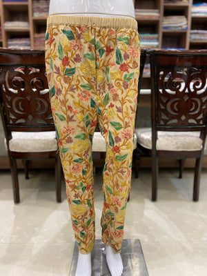 Pantalon beige pour femme entièrement brodé de fleurs