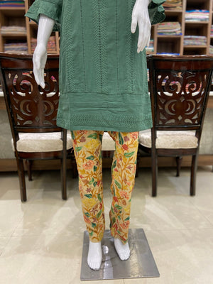Pantalon beige pour femme entièrement brodé de fleurs