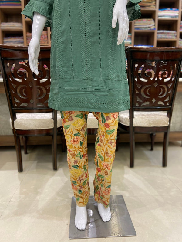 Pantalon beige pour femme entièrement brodé de fleurs